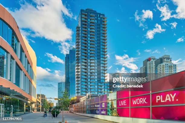 nuevas torres de condominios en el centro de edmonton alberta canadá - edmonton fotografías e imágenes de stock