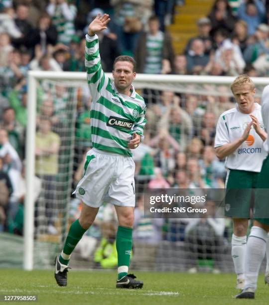 McNAMARA TESTIMONIAL.CELTIC V REPUBLIC OF IRELAND .CELTIC PARK - GLASGOW.Paul Lambert waves the Celtic fans goodbye as he heads for the Livingston...