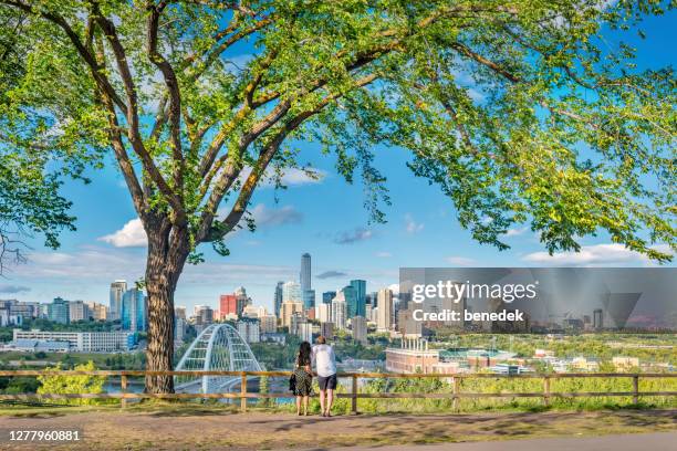 pareja disfruta de la vista edmonton alberta canadá horizonte - edmonton fotografías e imágenes de stock