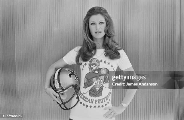 La chanteuse française Sheila, depuis son retour des U.S.A., elle est devenue la marraine du Club de Football américain de l’Université du Kansas.