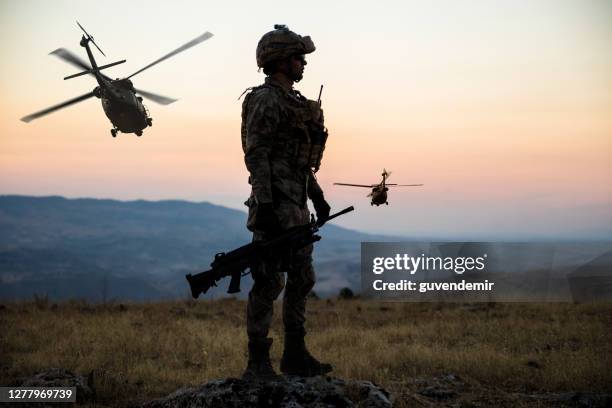 misión militar al atardecer - technology trade war fotografías e imágenes de stock