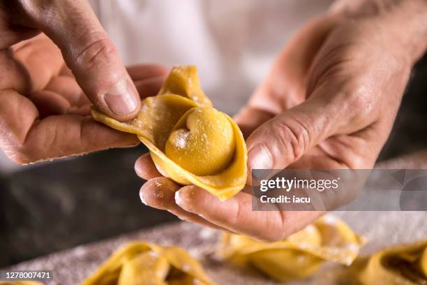 tortellini, cocina italiana, casera, - pasta italiana fotografías e imágenes de stock