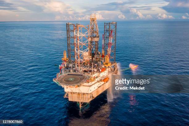 oil and gas exploration drilling rig in the middle of gulf of thailand, offshore malaysia - gulf of mexico oil rig stockfoto's en -beelden