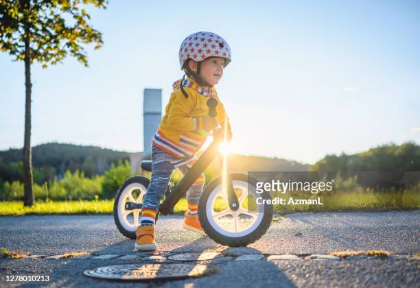 ragazzo caucasico guida equilibrio bici all'aperto - 2 3 anni foto e immagini stock