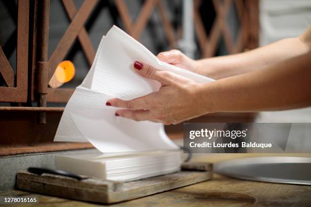 woman using paper to dry hands in the bathroom - papier essuie tout photos et images de collection