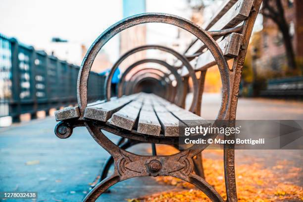 traditional bench in new york city - banc public photos et images de collection