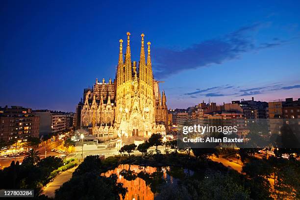 sagrada familia at dusk - barcelona sagrada familia stock pictures, royalty-free photos & images