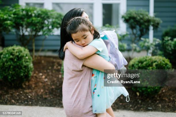 flicka kramar sin mamma på första dagen i skolan - first day of school bildbanksfoton och bilder