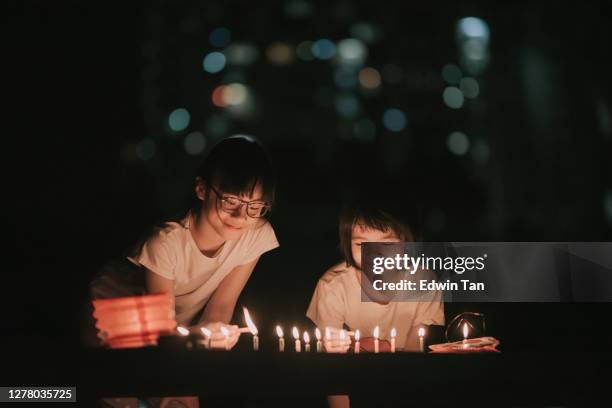 夜のお祝いで中秋祭りの間にろうそくを点灯する2アジアの中国の若い女の子 - 中秋節 ストックフォトと画像