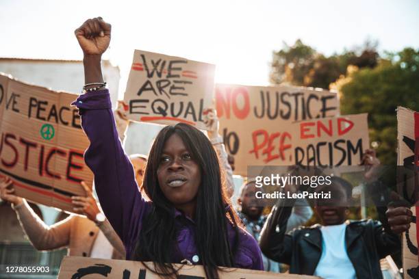 persone unite contro il razzismo. protesta antirazzista - manifestante foto e immagini stock