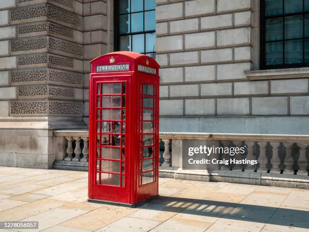 traditional red phone box, london, uk - telephone box stock-fotos und bilder