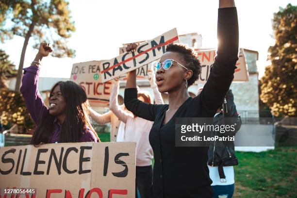 anti-rassismus-protest - menschen sagen gemeinsam nein zum rassismus - anti racism stock-fotos und bilder