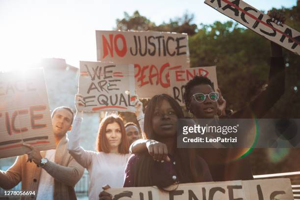 anti-rassismus-protest - menschen sagen gemeinsam nein zum rassismus - anti racism stock-fotos und bilder