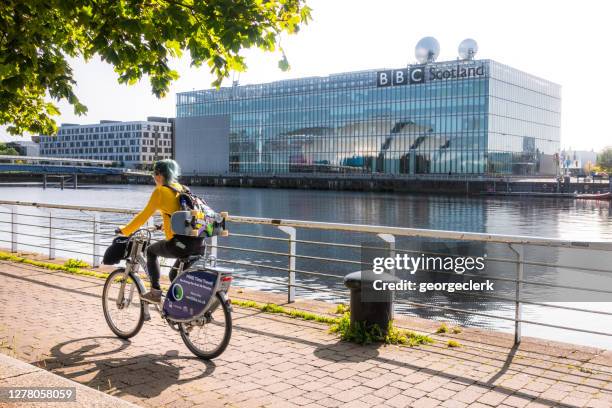 clydeside cyclist and bbc scotland building - cycling scotland stock pictures, royalty-free photos & images