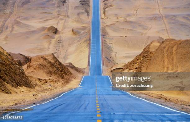 desert straight road - sin fin fotografías e imágenes de stock