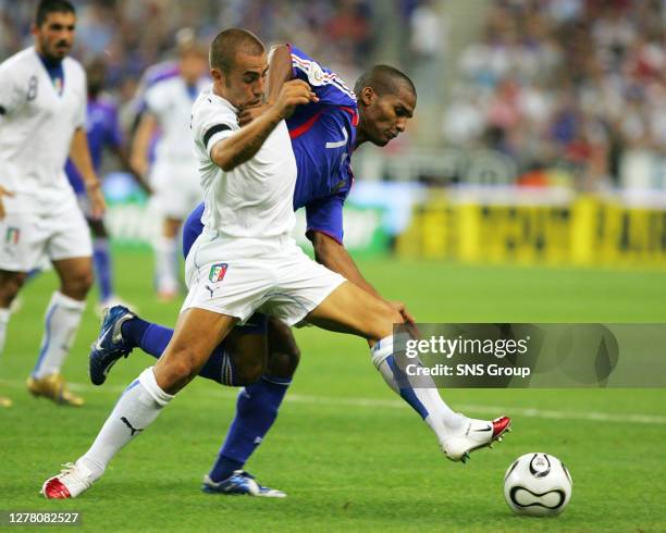 V ITALY .STADE DE FRANCE - PARIS.Florent Malouda out-muscled by Itallian captain Fabio Cannavaro