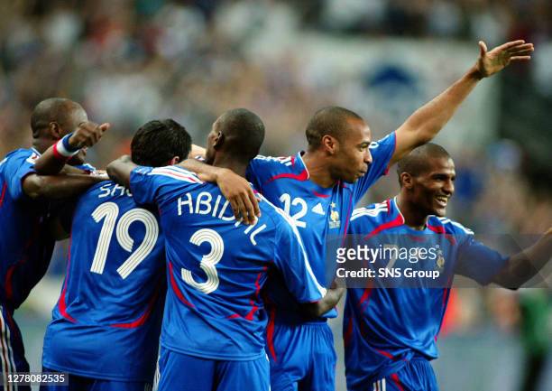 V ITALY .STADE DE FRANCE - PARIS.Thierry Henry is swarmed by his team-mates after netting for France