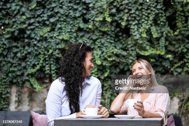 women friends talking together drinking coffee - coffee on patio stock pictures, royalty-free photos & images