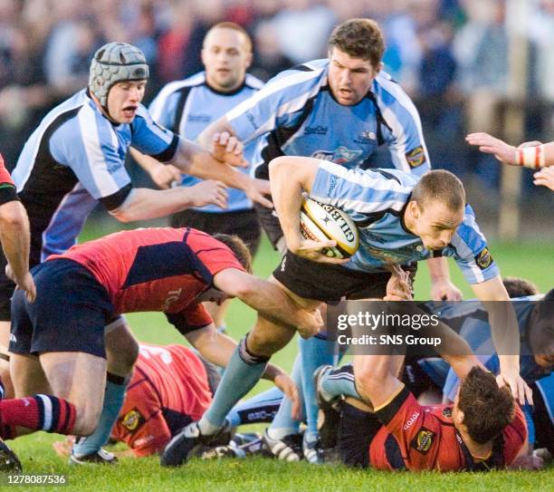 Andy Henderson gains valueable inches for Glasgow as he helps his side go in with a half-time lead