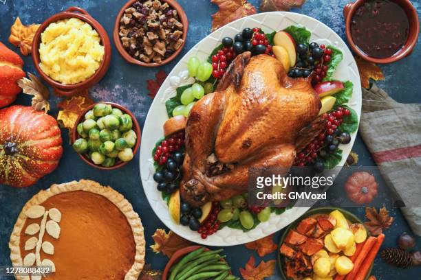 dinde farcie pour les fêtes de thanksgiving - thanks giving meal photos et images de collection