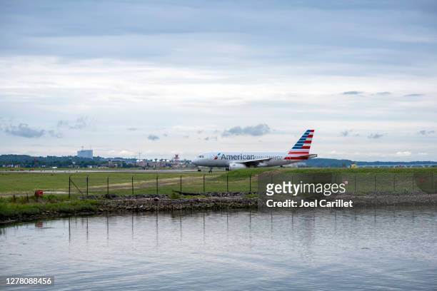 aereo dell'american airlines in partenza dall'aeroporto nazionale ronald reagan washington - aeroporto nazionale di washington ronald reagan foto e immagini stock