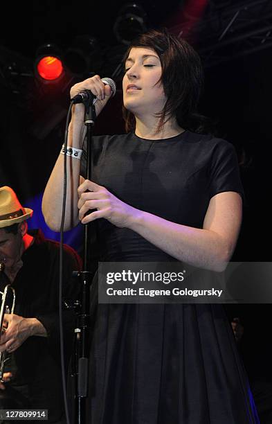 85 Lisa Ronson Photos & High Res Pictures - Getty Images