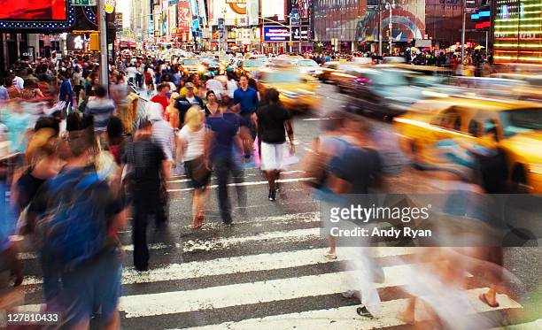 usa, new york city, time square, people walking - hauptverkehrszeit stock-fotos und bilder