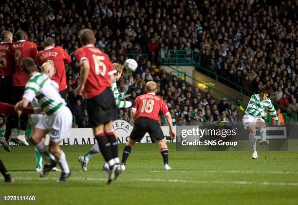 V MANCHESTER UTD .CELTIC PARK - GLASGOW.Shunsuke Nakamura scores from a free kick