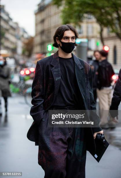 Guest is seen outside Yohji Yamamoto during Paris Fashion Week - Womenswear Spring Summer 2021 : Day Five on October 02, 2020 in Paris, France.