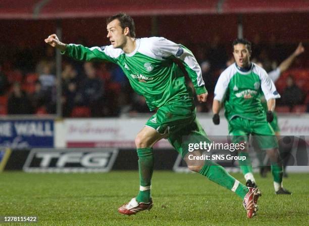 V HIBS .FALKIRK STADIUM - WESTFIELD.Steven Fletcher wheels away after pulling a goal back for Hibs