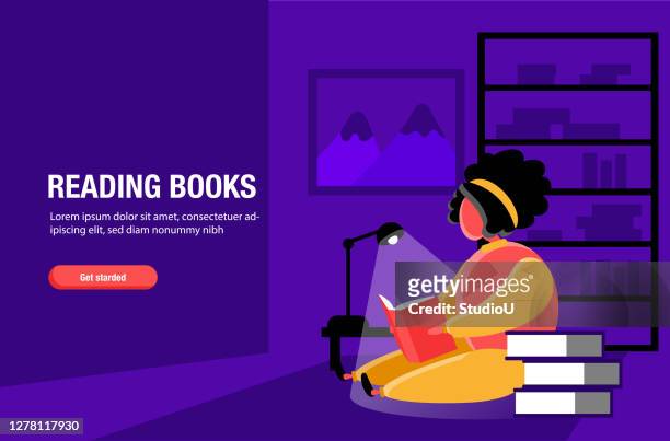 illustrazioni stock, clip art, cartoni animati e icone di tendenza di una giovane donna che legge libri di notte nella stanza sotto l'illustrazione stock della lampada da scrivania per il modello web, il design della pagina di destinazione - giovane adulto