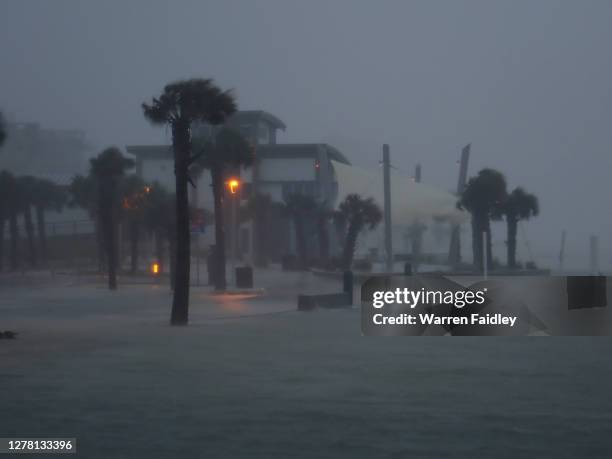 hurricane sally strikes the gulf coast - hurricane sally fotografías e imágenes de stock