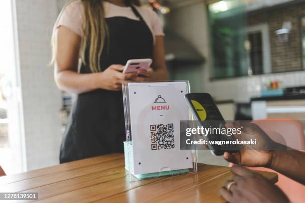 klant scant qr-code om online voedselmenu's te bekijken - qr stockfoto's en -beelden