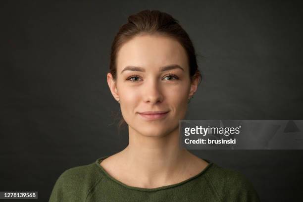 studioportret van 20 jaar oude vrouw - close up faces stockfoto's en -beelden