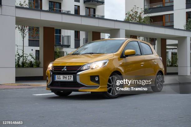 mitsubishi space star op straat - mitsubishi group stockfoto's en -beelden