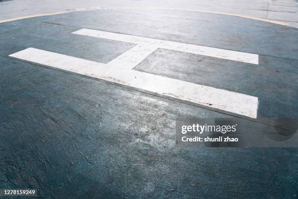 parking apron on ship deck - on deck circle stock-fotos und bilder