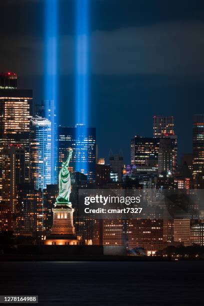 homenaje 9/11 en la luz y la estatua de la libertad - 911 new york fotografías e imágenes de stock