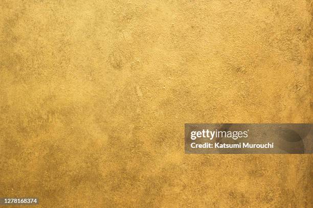 gold wall texture background - 真鍮 ストックフォトと画像