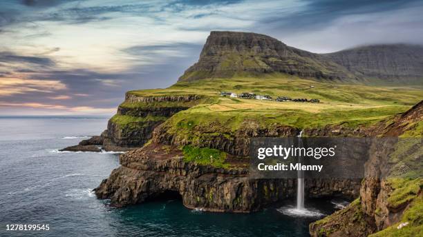 cachoeira mulafossur sunset panorama gasadalur vágar faroe - ilhas faeroe - fotografias e filmes do acervo