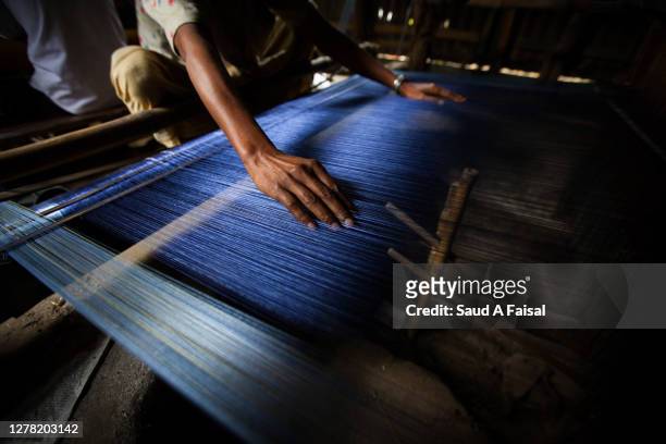 hand la on the loom - bangladesh stock-fotos und bilder