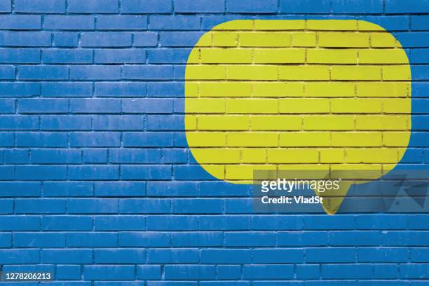 stockillustraties, clipart, cartoons en iconen met brick wall speech bubble mural tekst bericht copy space achtergrond - yellow wall