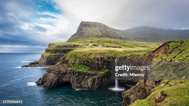 panorama mulafossur waterfall gásadalur village vágar faroe islands - faeröer stockfoto's en -beelden