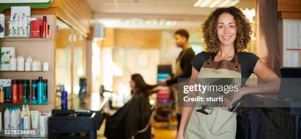 orgulloso propietario del salón - hairdresser fotografías e imágenes de stock