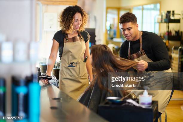 estilista junior con cliente y mentor - hairdresser fotografías e imágenes de stock