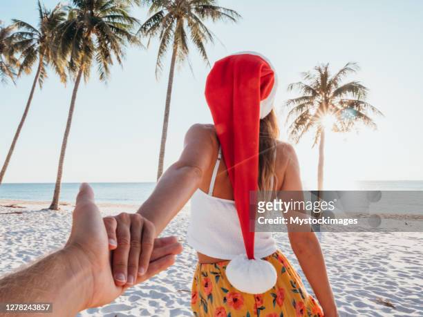 paar dat handen op strand bij kerstmis houdt - vietnam beach stockfoto's en -beelden