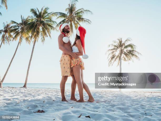 paar am tropischen strand zu weihnachten - beach christmas stock-fotos und bilder