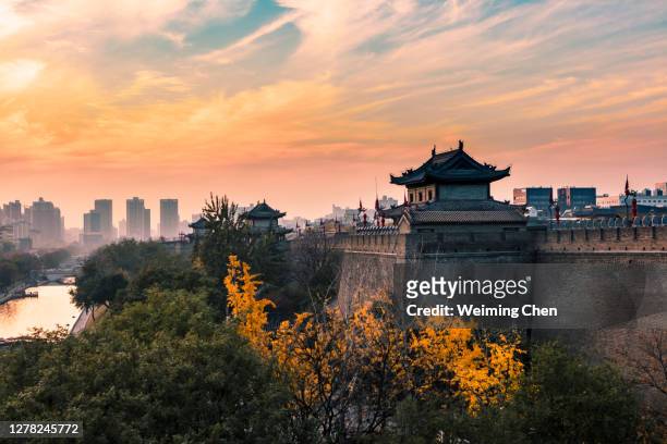 city wall in fall - xian stock-fotos und bilder