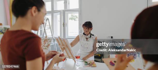 peinture de femme mûre dans la classe d’art - atelier dartiste photos et images de collection