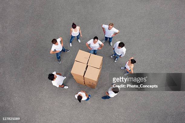 people stacking cardboard boxes - middelgrote groep dingen stockfoto's en -beelden
