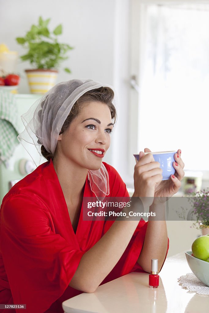 Mujer bebiendo una taza de café